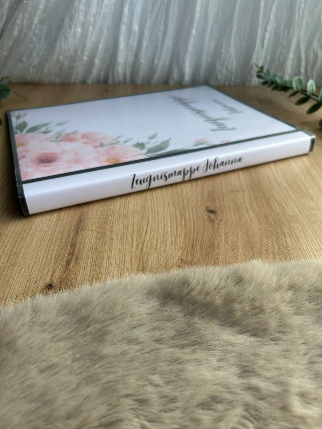 Detailansicht bedruckter Seiteneinband Zeugnismappe Johanna – stabiles Hardcover mit dokumentenechten Folien von Familie Glück