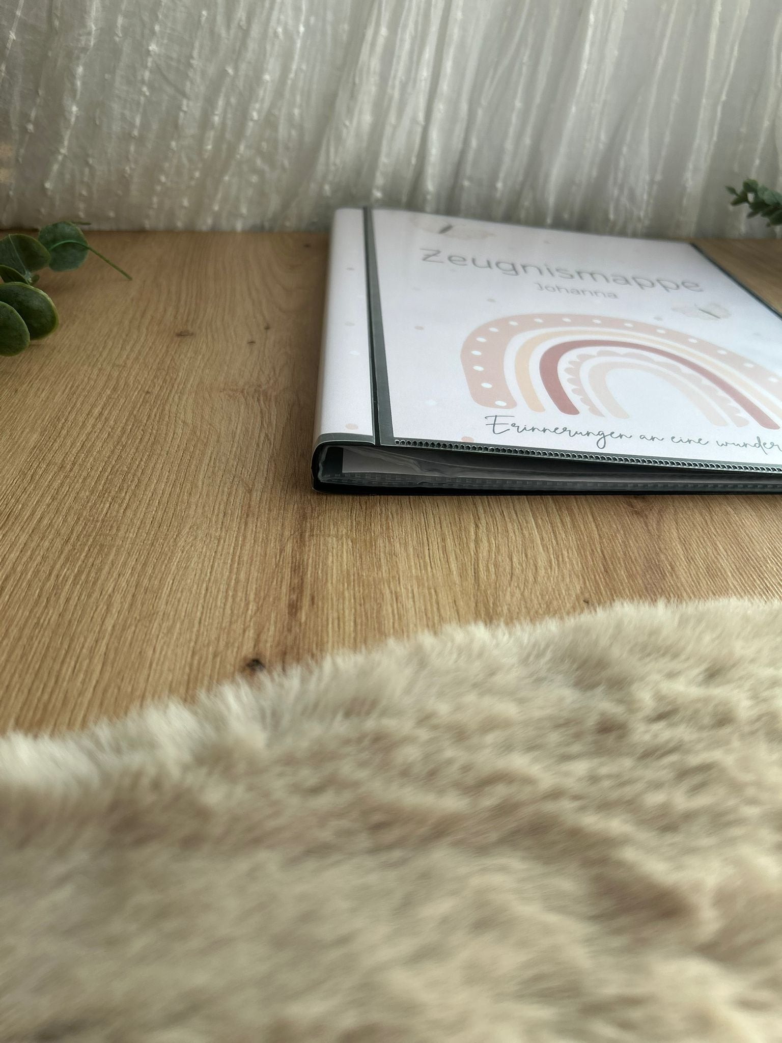 Detailansicht Zeugnismappe Johanna – schwarzes Hardcover mit 20 dokumentenechten Folien, handgemacht in Bayern