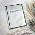 Personalisierte Zeugnismappe Tabea auf Holztisch – elegantes Pfauenfeder-Design mit Name, Hardcover