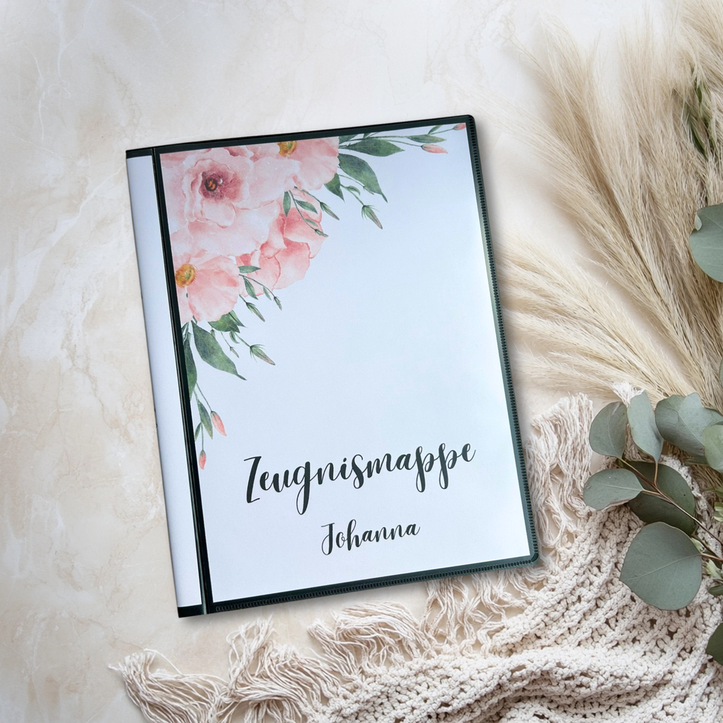 Personalisierte Zeugnismappe Johanna mit zartem Blumen-Motiv auf weißem Fell – stabiles Hardcover, handgemacht von Familie Glück
