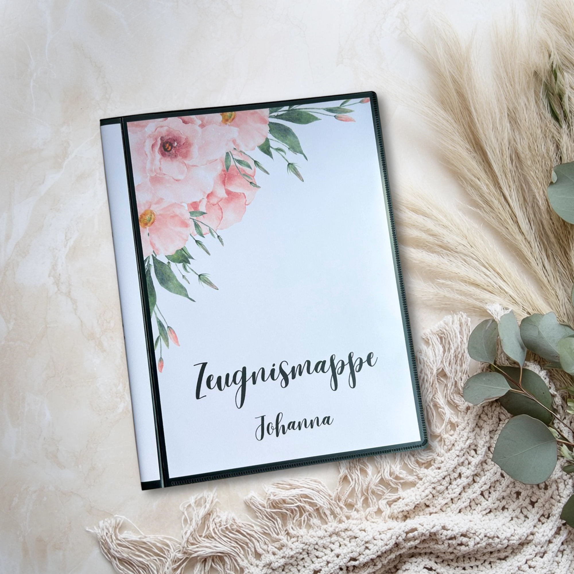 Personalisierte Zeugnismappe Johanna mit zartem Blumen-Motiv auf weißem Fell – stabiles Hardcover, handgemacht von Familie Glück