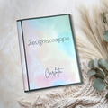 Personalisierte Zeugnismappe Carlotta auf Fell – pastelliges Regenbogen-Design, Geschenk zur Einschulung