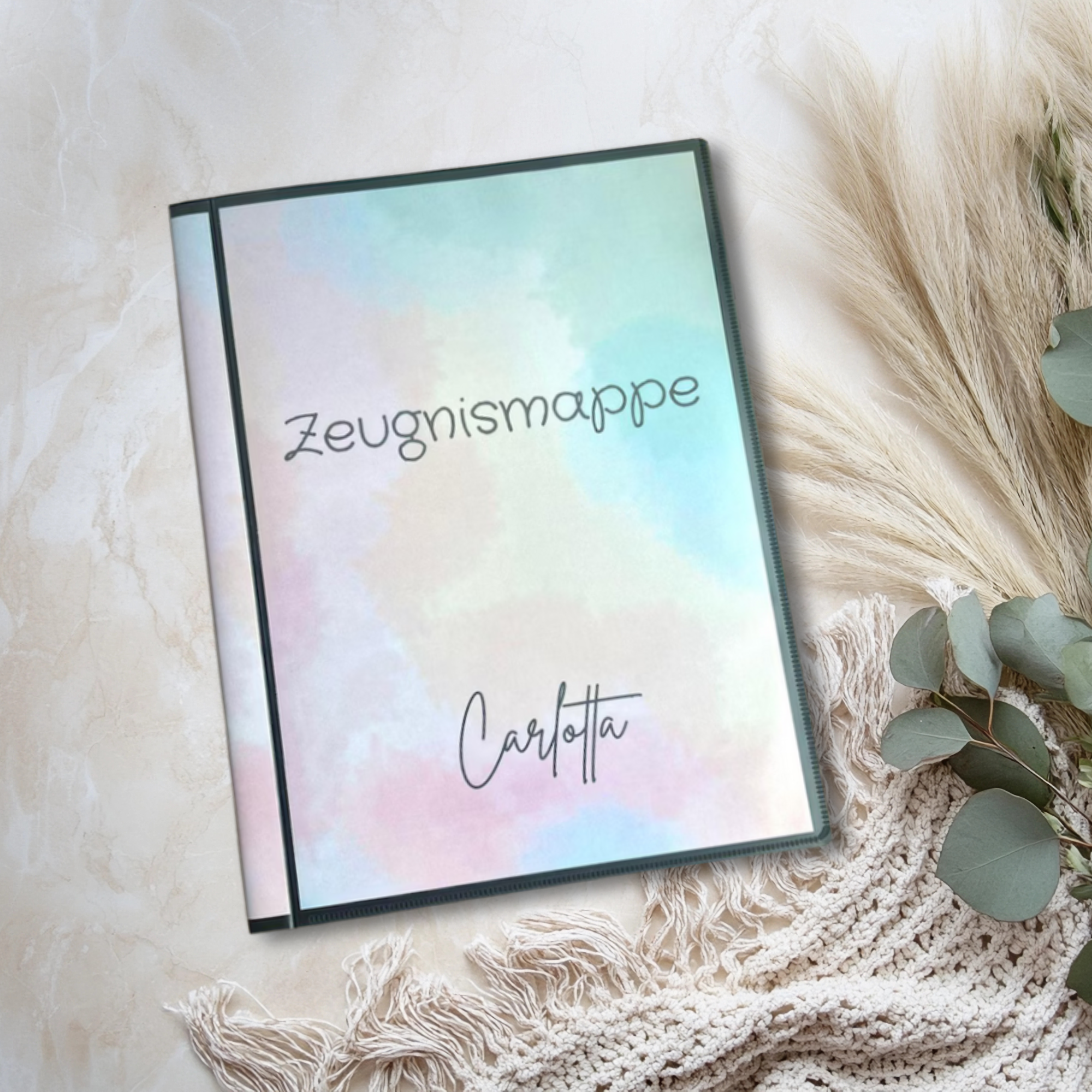 Personalisierte Zeugnismappe Carlotta auf Fell – pastelliges Regenbogen-Design, Geschenk zur Einschulung